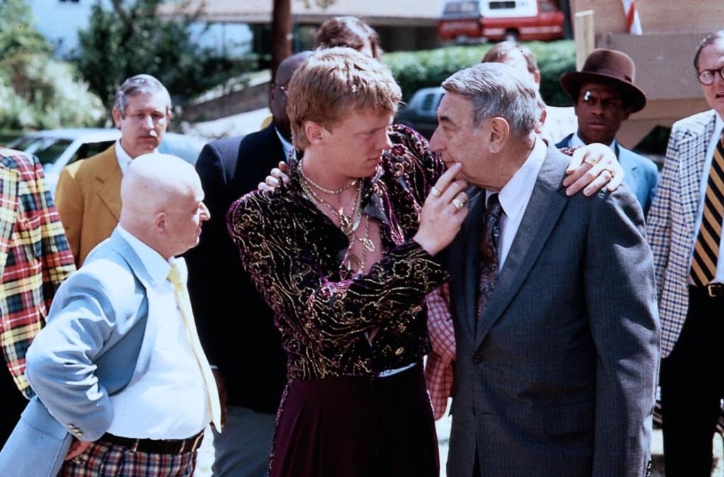 Кадры из Джонни, будь хорошим (1988)