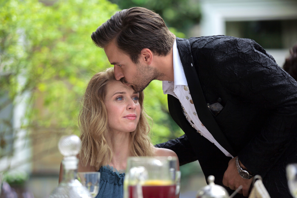 Кадры из Притворись моим женихом (2018)